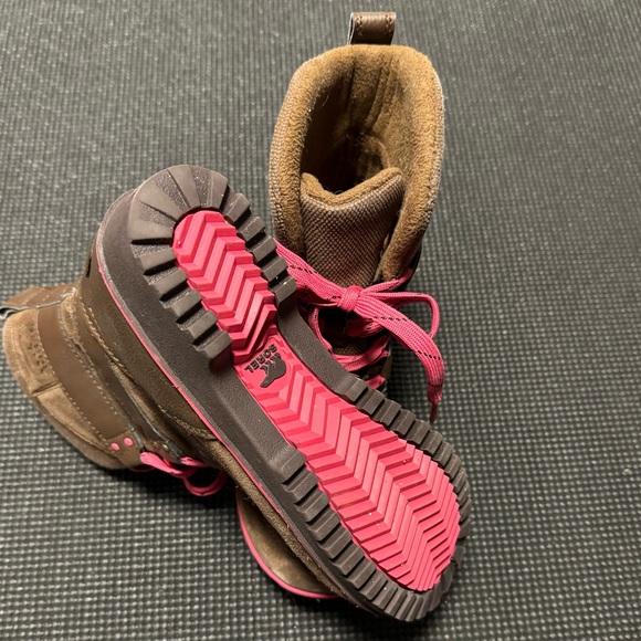 Sorel snow boots size 4 - Picture 2 of 4